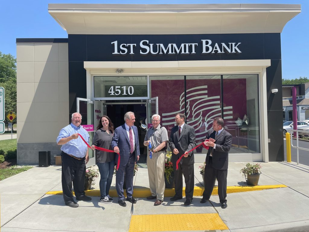 1ST SUMMIT BANK employees and Chamber members in front of the Murrysville, PA office for the ribbon-cutting at the grand opening event