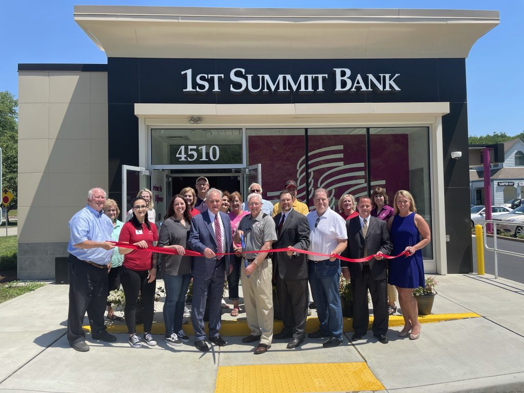 1ST SUMMIT BANK employees and Chamber members in front of the Murrysville, PA office for the ribbon-cutting at the grand opening event